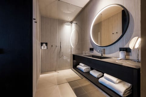 Junior Suite, Balcony, Courtyard View | Bathroom | Designer toiletries, hair dryer, bidet, towels