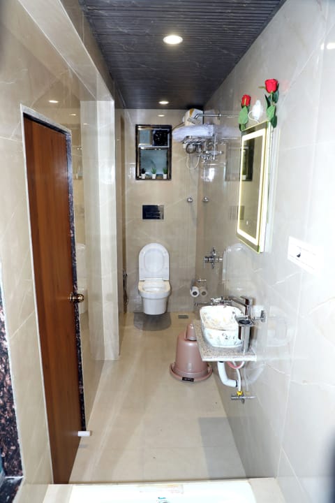 Superior Double Room | Bathroom | Shower, towels, shampoo