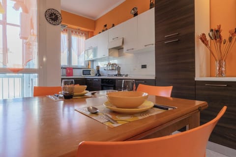 Apartment, Balcony | In-room dining