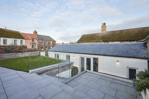 House | 2 bedrooms, desk