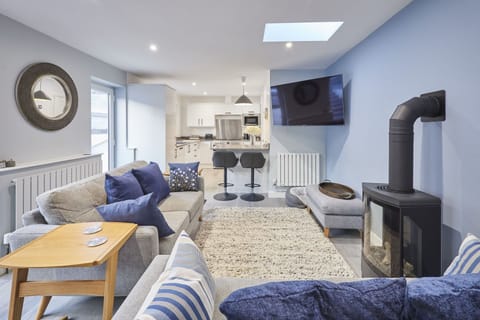 House | 2 bedrooms, desk