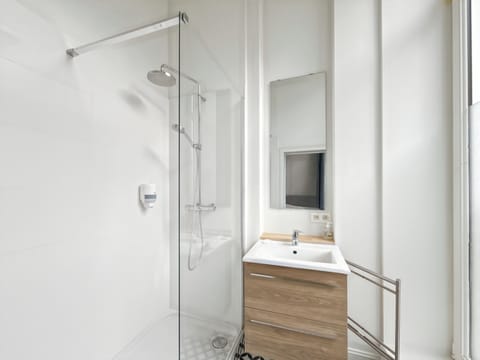 Apartment, 1 Bedroom, Balcony, City View | Bathroom