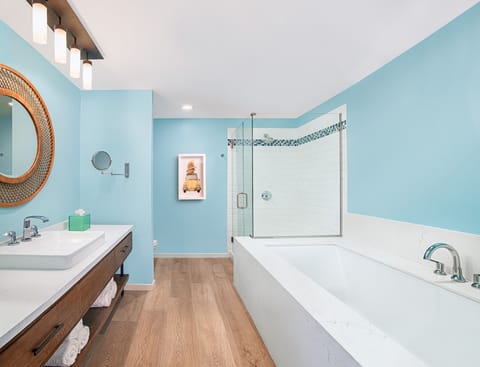 Premium Room, 1 King Bed, Corner (Spa) | Bathroom | Designer toiletries, hair dryer, bathrobes, towels