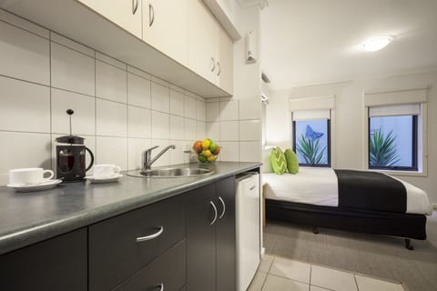 Standard Queen Studio | Private kitchenette | Microwave, stovetop, electric kettle, toaster