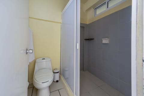 Standard Room Ocean View | Bathroom | Shower, free toiletries, towels