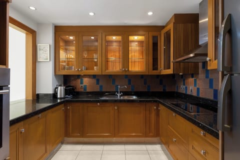 Deluxe Apartment, Non Smoking | Private kitchen | Coffee/tea maker, electric kettle