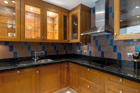 Deluxe Apartment, Non Smoking | Private kitchen | Coffee/tea maker, electric kettle