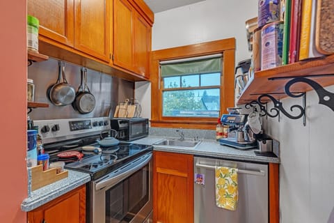 House, 3 Bedrooms | Private kitchen | Fridge, oven, coffee/tea maker, toaster