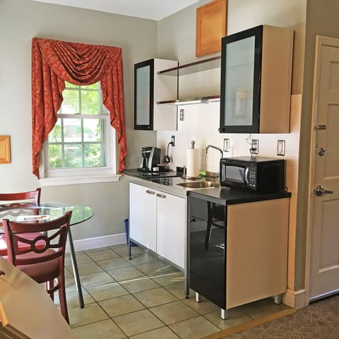 Large Extended Suite 102. Balcony | Private kitchenette