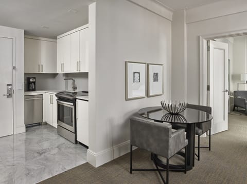 Suite, 1 Bedroom (Platinum) | In-room safe, individually decorated, individually furnished, desk