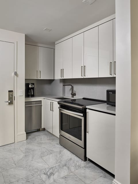 Suite, 1 Bedroom (Platinum) | Private kitchen | Microwave, coffee/tea maker, electric kettle