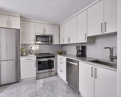 Suite, 1 Bedroom (Platinum) | In-room safe, individually decorated, individually furnished, desk