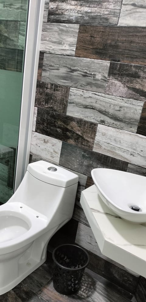 Family Room | Bathroom | Shower, towels, soap, shampoo