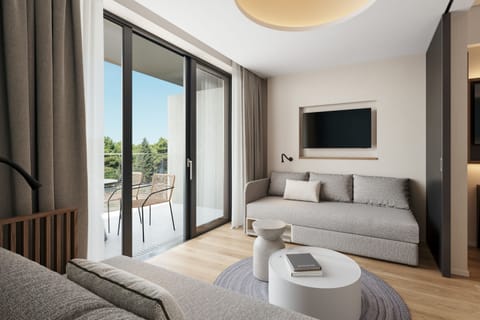 2 bedrooms, minibar, in-room safe, desk