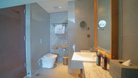 Deluxe Balcony | Bathroom | Free toiletries, hair dryer, slippers, towels
