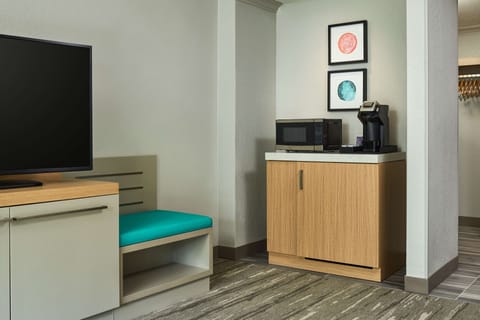 Junior Suite, 1 King Bed | Hypo-allergenic bedding, desk, laptop workspace, blackout drapes