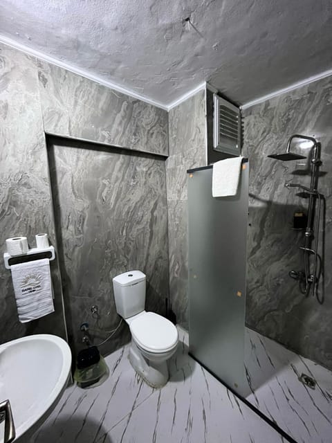 Shower, rainfall showerhead, free toiletries, hair dryer