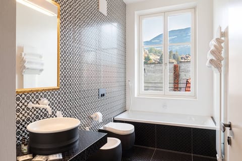 Deluxe Apartment, 3 Bedrooms, City View, Annex Building | Bathroom | Shower, free toiletries, hair dryer, towels