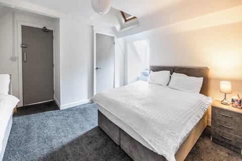 Standard Triple Room, 3 Twin Beds | Iron/ironing board, free WiFi, bed sheets