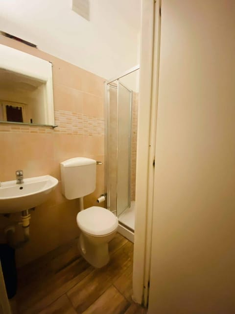 Comfort Quadruple Room | In-room safe, iron/ironing board, free WiFi, bed sheets