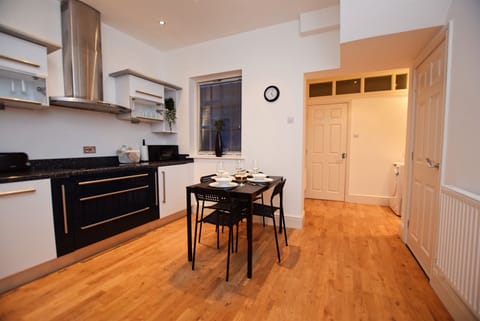 Premier House, 2 Bedrooms, 2 Bathrooms, City View | Dining room