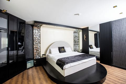 In-room safe, laptop workspace, blackout drapes, soundproofing