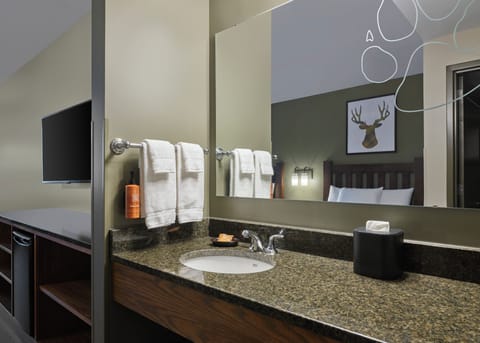 Family Suite | 1 bedroom, in-room safe, free WiFi, bed sheets