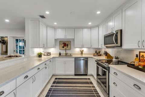 House, Multiple Beds, Pool Access, Pool View (17th Way) | Private kitchen | Fridge, microwave, oven, stovetop