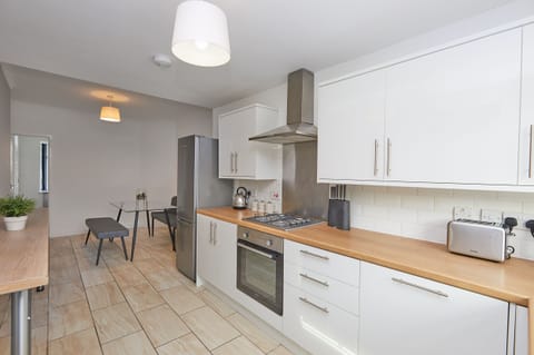 Superior Townhome, 2 Bedrooms, Patio, Garden View | Private kitchen