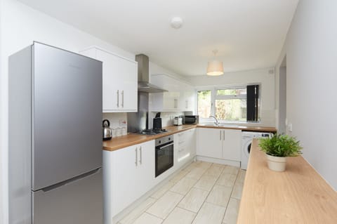 Superior Townhome, 2 Bedrooms, Patio, Garden View | Private kitchen