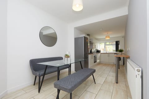 Superior Townhome, 2 Bedrooms, Patio, Garden View | Dining room