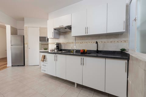 Deluxe Apartment, 3 Bedrooms, Balcony, City View | Private kitchen