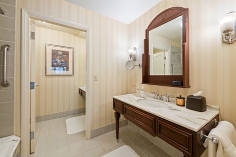 1 Bedroom/1 Bathroom Suite | Bathroom | Combined shower/tub, designer toiletries, hair dryer, bathrobes