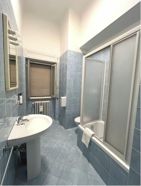 Combined shower/tub, eco-friendly toiletries, bidet, towels