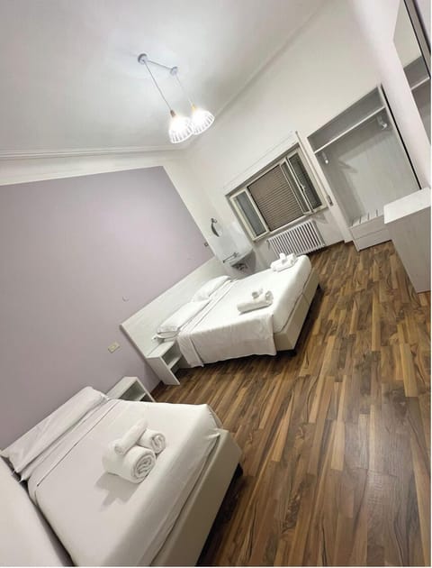 Standard Triple Room | Tempur-Pedic beds, desk, bed sheets