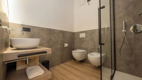 Deluxe Triple Room, 1 Double Bed with Sofa bed, Non Smoking, Private Bathroom | Bathroom | Shower, eco-friendly toiletries, hair dryer, towels