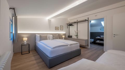 Deluxe Suite | Premium bedding, in-room safe, desk, blackout drapes