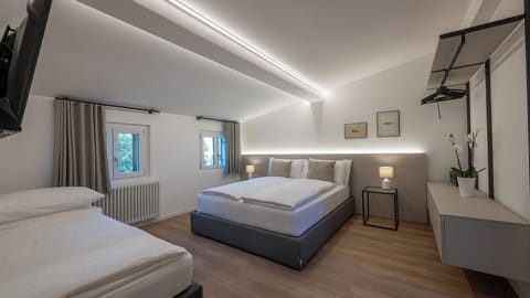 Deluxe Suite | Premium bedding, in-room safe, desk, blackout drapes