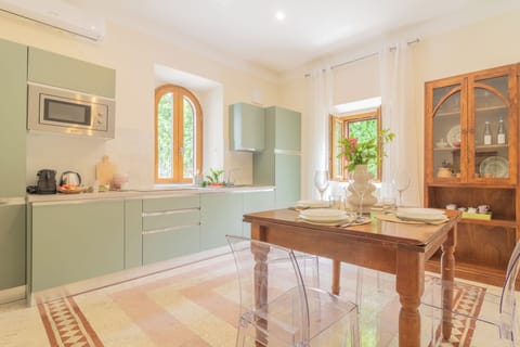 Full-size fridge, microwave, oven, stovetop