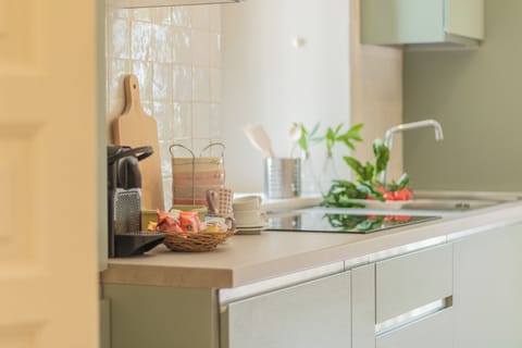 Full-size fridge, microwave, oven, stovetop