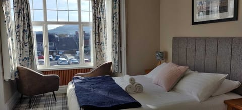 Superior Double Room, 1 Queen Bed, Private Bathroom, Partial Sea View | Individually decorated, individually furnished, laptop workspace