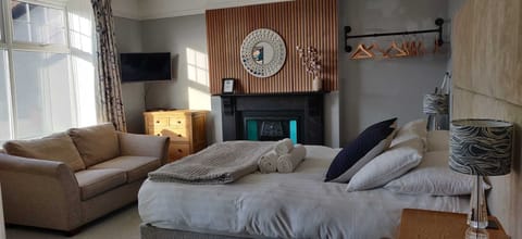 Superior Double Room, 1 King Bed, Private Bathroom, Partial Sea View | Individually decorated, individually furnished, laptop workspace