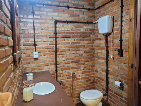 Basic Suite, Garden View | Bathroom | Free toiletries, towels, soap, shampoo