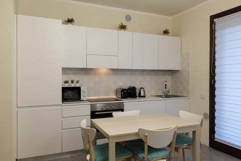 Deluxe Apartment, Garden View | Private kitchen | Full-size fridge, microwave, oven, stovetop