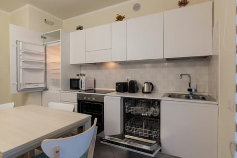 Deluxe Apartment, Garden View | Private kitchen | Full-size fridge, microwave, oven, stovetop