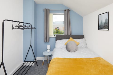 City Townhome, 4 Bedrooms, Kitchen, Garden View | 4 bedrooms, blackout drapes, iron/ironing board, free WiFi