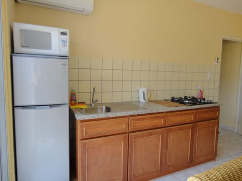 Comfort Apartment, 1 Queen Bed, Kitchen, Garden View | Private kitchen | Fridge, microwave, stovetop, coffee/tea maker