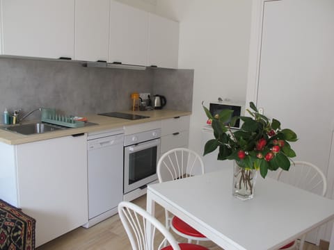 Family suite with patio, 3 people | Private kitchen