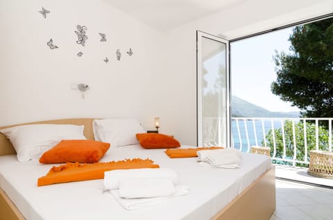 Standard Double Room, Balcony, Sea View | Free WiFi, bed sheets