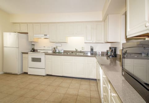 Standard Townhome, 3 Bedrooms | Private kitchen | Full-size fridge, microwave, stovetop, dishwasher